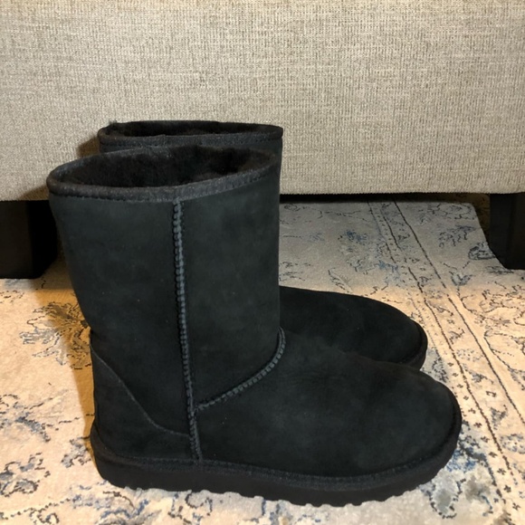 UGG Classic Short II In Black - Picture 5 of 9